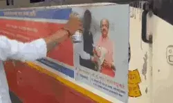 बसों पर धावा- पोस्टरों में सीएम व डिप्टी सीएम के मुंह पर पोती कालिख बसों पर धावा- पोस्टरों में सीएम व डिप्टी सीएम के मुंह पर पोती कालिख