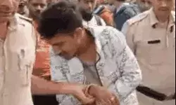 छात्रा से छेड़छाड़ पर लगी शोहदे की क्लास- धुनाई कर बनाया मजनूं छात्रा से छेड़छाड़ पर लगी शोहदे की क्लास- धुनाई कर बनाया मजनूं