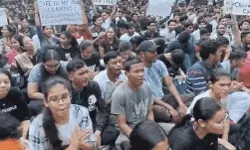 गन पॉइंट पर BHU में छात्रा के उतरवाये कपड़े, बनाया वीडियो- छात्र सड़क पर गन पॉइंट पर BHU में छात्रा के उतरवाये कपड़े, बनाया वीडियो- छात्र सड़क पर