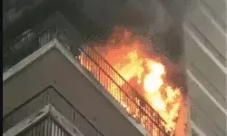 सोसाइटी के नौवें फ्लोर पर आग का तांडव- काबू पाने में जुटे फायरफाइटर्स सोसाइटी के नौवें फ्लोर पर आग का तांडव- काबू पाने में जुटे फायरफाइटर्स