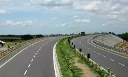 डिवाइडर पर चढ़ी कार नाले में गिरी- छात्र की मौत, युवती समेत 3 गंभीर