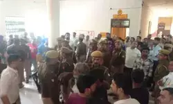 फरियादी ने तहसील दिवस में उड़ेला केरोसिन- अफसरों की थम गई सांसें फरियादी ने तहसील दिवस में उड़ेला केरोसिन- अफसरों की थम गई सांसें