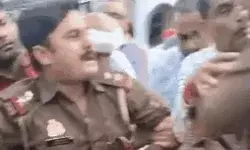 रिश्वतखोर दरोगा घूस लेते पकड़ा- चौकी से खींचकर गाड़ी में डाला- भागने...