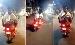 चलती बाइक पर बीच सड़क जानलेवा स्टंट- रील बनाने वाले को तलाश रही पुलिस चलती बाइक पर बीच सड़क जानलेवा स्टंट- रील बनाने वाले को तलाश रही पुलिस