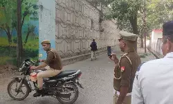 लोगों को कानून सिखानें वाली पुलिस खुद नहीं लगा रही है हेलमेट लोगों को कानून सिखानें वाली पुलिस खुद नहीं लगा रही है हेलमेट