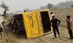 खाई में पलटी तेज रफ्तार स्कूल बस- दो दर्जन से अधिक बच्चे घायल