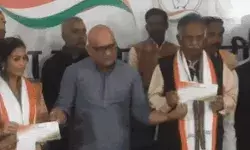 साइकिल से उतरे पूर्व सांसद ने बेटी समेत थामा कांग्रेस का हाथ साइकिल से उतरे पूर्व सांसद ने बेटी समेत थामा कांग्रेस का हाथ