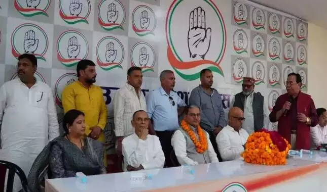 यूपी के पूर्व DIG खाकी छोड़ हुए खददरधारी- थामा कांग्रेस का हाथ यूपी के पूर्व DIG खाकी छोड़ हुए खददरधारी- थामा कांग्रेस का हाथ