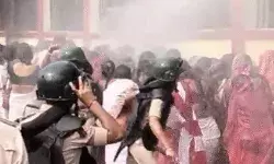 मानदेय के लिए विधानसभा पहुंची आंगनबाड़ी सेविकाओं पर बल प्रयोग... मानदेय के लिए विधानसभा पहुंची आंगनबाड़ी सेविकाओं पर बल प्रयोग...