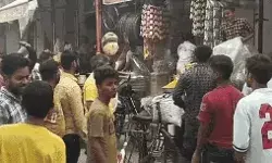 अतिक्रमण को लेकर बवाल- दुकानों के बाहर रखा सामान पुलिस ने फेंका अतिक्रमण को लेकर बवाल- दुकानों के बाहर रखा सामान पुलिस ने फेंका