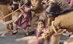 हक के लिए उतरी लड़कियां खींचकर वैन में डाली- खींचतान में फटे कपड़े हक के लिए उतरी लड़कियां खींचकर वैन में डाली- खींचतान में फटे कपड़े