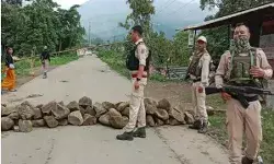 भीड़ ने धावा बोलकर चार लोग किये अगवा- फौजी की मां भी शामिल भीड़ ने धावा बोलकर चार लोग किये अगवा- फौजी की मां भी शामिल