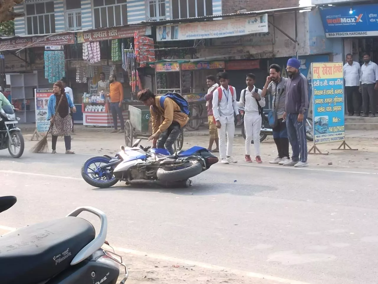 स्टंट से नाराज हुई बाइक- युवक की हड्डी पसली तोड़ पहुंचाया अस्पताल