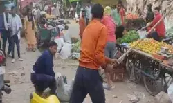 जमीन पर गिरा कर सब्जी वाले के साथ की मारपीट, अब.... जमीन पर गिरा कर सब्जी वाले के साथ की मारपीट, अब....