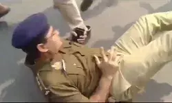 ABVP के धरना प्रदर्शन में बवाल- पुलिस से भिड़े छात्र- ACP को सड़क..