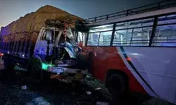 खड़ी बस में ट्रक ने मारी जबरदस्त टक्कर - हादसे में 6 लोगों की हुई..