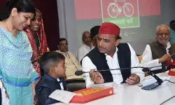 नोटबंदी के दौरान पैदा हुए खजांची का अखिलेश यादव ने मनाया जन्मदिन नोटबंदी के दौरान पैदा हुए खजांची का अखिलेश यादव ने मनाया जन्मदिन