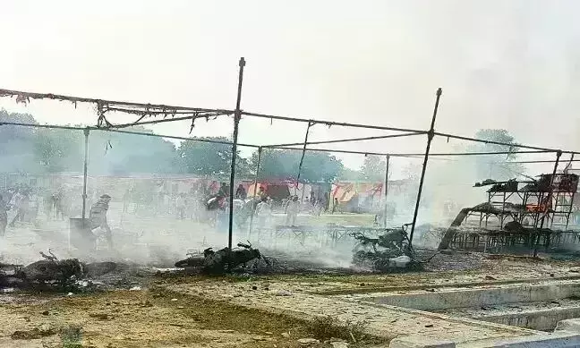 पटाखा बाजार में भयंकर आग लगने से कई लोग आये चपेट में पटाखा बाजार में भयंकर आग लगने से कई लोग आये चपेट में