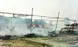 पटाखा बाजार में भयंकर आग लगने से कई लोग आये चपेट में