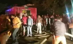 सेटरिंग गोदाम में लगी भयंकर आग- बांस बल्ली समेत लाखों का माल राख