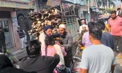 बीच सड़क भिड़ी महिलाएं- जमकर खींचे एक दूसरे के बाल