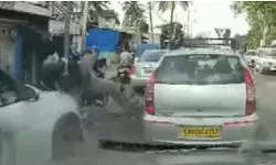 बेकाबू हुई कार ने कई लोग कुचले- दिन दहाड़े हादसे का वीडियो वायरल बेकाबू हुई कार ने कई लोग कुचले- दिन दहाड़े हादसे का वीडियो वायरल