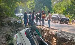 नेशनल हाईवे पर हुआ भयानक हादसा- खाई में गिरी कार- दोनों यात्री.. नेशनल हाईवे पर हुआ भयानक हादसा- खाई में गिरी कार- दोनों यात्री..