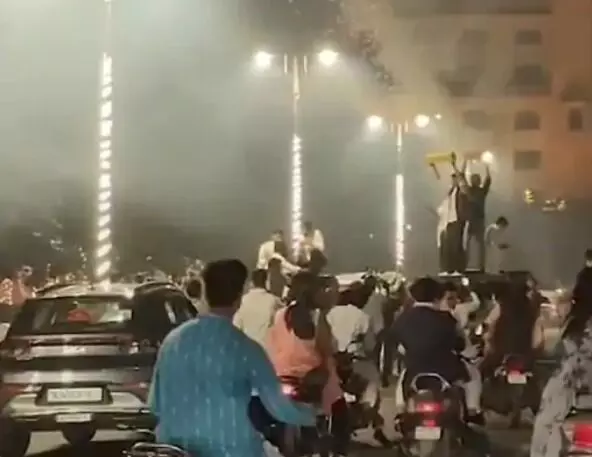 विधानसभा के सामने युवकों का स्टंट- कार पर खड़े होकर ऐसे चलाएं पटाखे