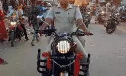 जंगलराज- बालू लदी ट्रॉली रोकने पर दो पुलिस वाले रौंदे- दरोगा की मौत जंगलराज- बालू लदी ट्रॉली रोकने पर दो पुलिस वाले रौंदे- दरोगा की मौत