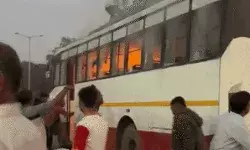 चलती बस बनी आग का गोला- जान बचाने को चलती बस बस से कूदे यात्री चलती बस बनी आग का गोला- जान बचाने को चलती बस बस से कूदे यात्री