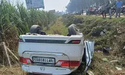 NH 58 पर फिर हुआ हादसा- गढ्ढे में गिरी कार में सवार महिला समेत 3 घायल