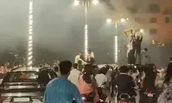 विधानसभा के सामने युवकों का स्टंट- कार पर खड़े होकर ऐसे चलाएं पटाखे विधानसभा के सामने युवकों का स्टंट- कार पर खड़े होकर ऐसे चलाएं पटाखे