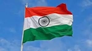 जमीन पर गिरे तिरंगे को उठाने पर सिख परिवार पर हमला जमीन पर गिरे तिरंगे को उठाने पर सिख परिवार पर हमला