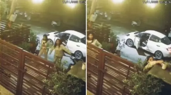 चमचमाती कार में पहुंची दो लड़कियां गमले चोरी कर फरार- कमरे में कैद.. चमचमाती कार में पहुंची दो लड़कियां गमले चोरी कर फरार- कमरे में कैद..