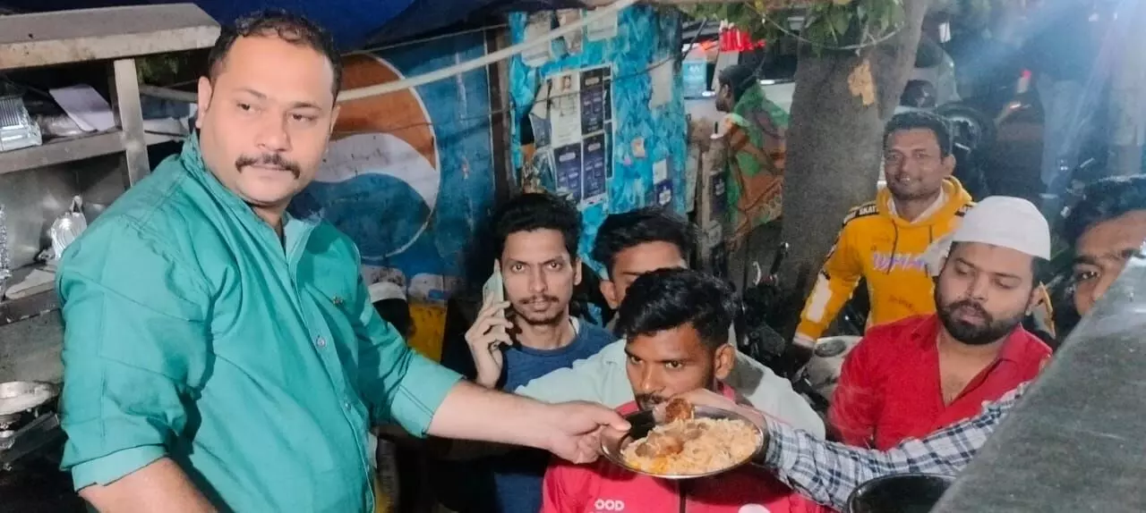 होटल पर बांटी गई फ्री बिरयानी- अब टंगड़ी कबाब भी मिलेगा फ्री, जानें कब तक है ऑफर