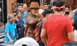 नाना पाटेकर का सटका दिमाग-सेल्फी लेने पहुंचे फैंस को जड़ा थप्पड़