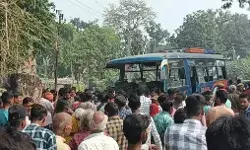 बाइक सवार को बचाने में पेड़ से टकराई बस- एक यात्री की मौत 18 घायल