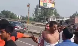 लड़की छेड़ने को लेकर हुआ बवाल-मिठाई की दुकान पर चले लात घूसे