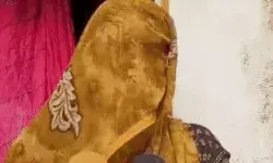 हजारों रुपए हारने पर पत्नी लगाई दांव पर-पत्नी से बोला एक रात के लिए.. हजारों रुपए हारने पर पत्नी लगाई दांव पर-पत्नी से बोला एक रात के लिए..