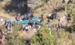 250 मीटर नीचे खाई में गिरी बस- 38 लोगों की मौत, बचाव कार्य जारी 250 मीटर नीचे खाई में गिरी बस- 38 लोगों की मौत, बचाव कार्य जारी