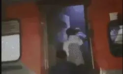 अब लगी वैशाली एक्सप्रेस ट्रेन में आग- यात्रियों ने कूद कर बचाई जान अब लगी वैशाली एक्सप्रेस ट्रेन में आग- यात्रियों ने कूद कर बचाई जान