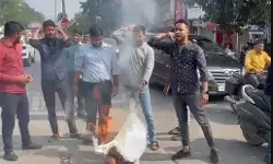 बयान से नाराज युवाओं ने जलाया स्वामी प्रसाद का पुतला- अखिलेश भी.. बयान से नाराज युवाओं ने जलाया स्वामी प्रसाद का पुतला- अखिलेश भी..