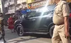 पीएम मोदी की सुरक्षा में चूक- तीन पुलिसकर्मी सस्पेंड- अचानक महिला.. पीएम मोदी की सुरक्षा में चूक- तीन पुलिसकर्मी सस्पेंड- अचानक महिला..