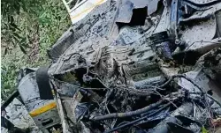 अनियंत्रित हुई गाड़ी खाई में समाई- उडे कार के परखच्चे अनियंत्रित हुई गाड़ी खाई में समाई- उडे कार के परखच्चे