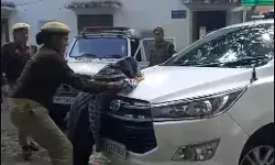 SSP की गाड़ी के आगे लेट गई महिला- बोली थाने में नहीं हो रही सुनवाई SSP की गाड़ी के आगे लेट गई महिला- बोली थाने में नहीं हो रही सुनवाई