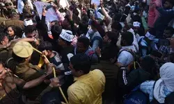 शिक्षक अभ्यर्थियों का शिक्षा मंत्री के घर के बाहर हंगामा और नारेबाजी शिक्षक अभ्यर्थियों का शिक्षा मंत्री के घर के बाहर हंगामा और नारेबाजी