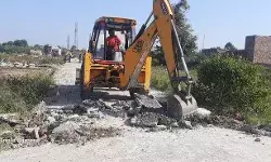 विकास प्राधिकरण ने हो रही अवैध प्लाटिंग पर जेसीबी चलाकर कर दिया ध्वस्त