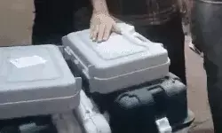 कब्रिस्तान के पास खड़ी बोलेरो में मिली 2 EVM- कांग्रेसियों ने लगाया... कब्रिस्तान के पास खड़ी बोलेरो में मिली 2 EVM- कांग्रेसियों ने लगाया...