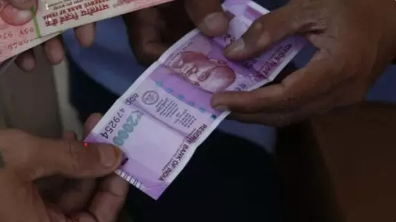 दिवाली की सफाई में लगा 2000 का नोट हाथ- बदलने पर हो गए इतने खर्च