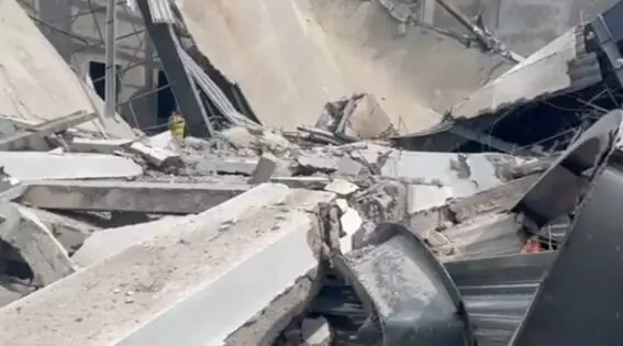 बड़ा हादसा- निर्माणाधीन स्टेडियम की छत गिरी- तीन लोगों की मौत
